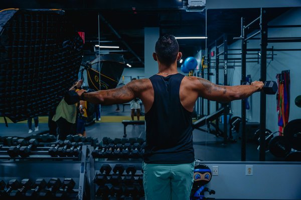 Quelle technique de pilotage pour optimiser la traction en rallye sur piste mouillée?